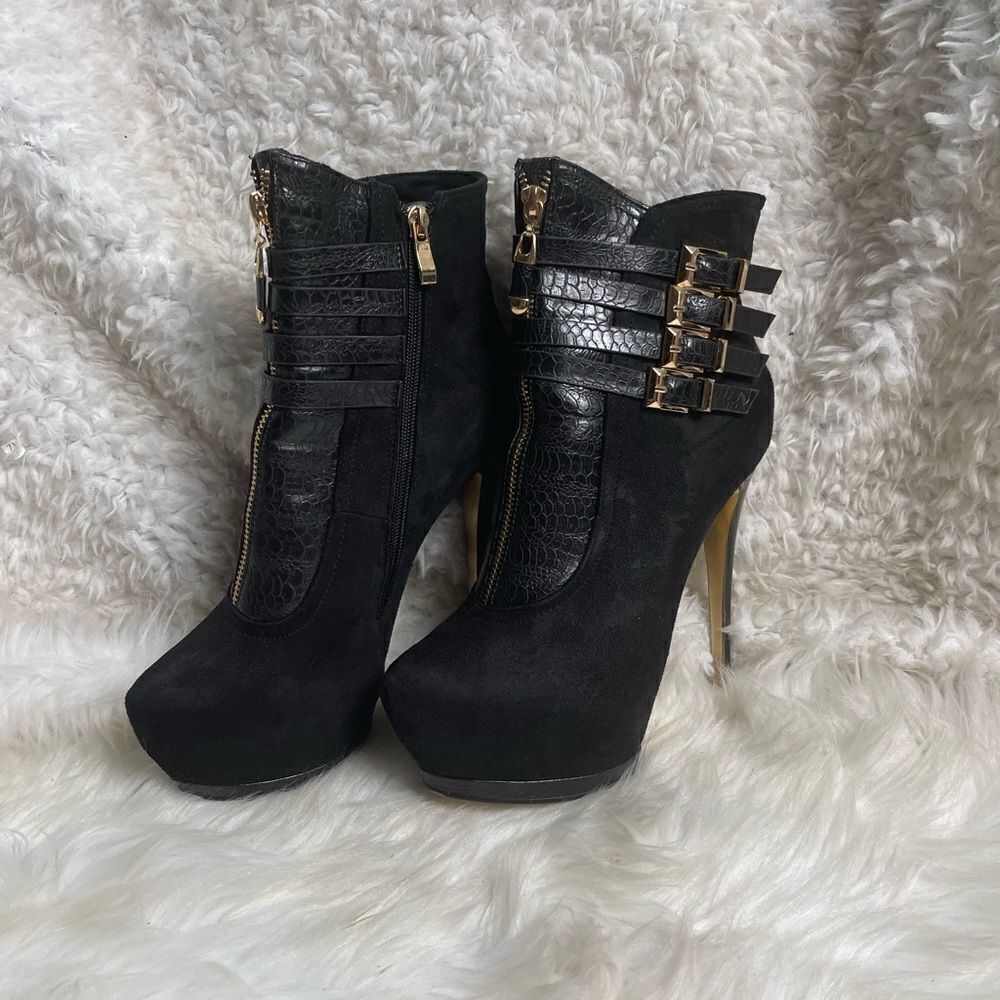 Bebe synthetic suede & lizard print hidden platform heels gold tone buckles SZ8
